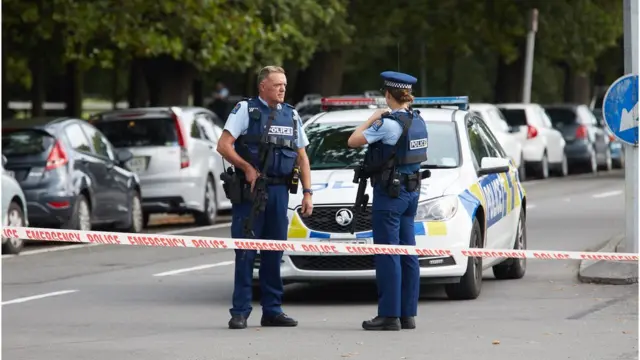 目前尚不清楚共有多少枪手参与此次袭击。