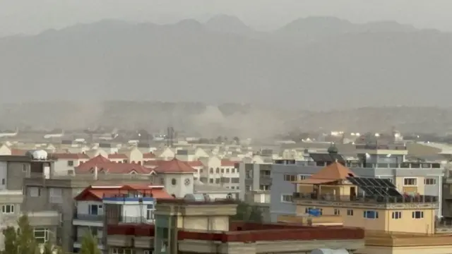 বিস্ফোরণের পর পরই বিমানবন্দর থেকে ধোঁয়া উঠতে দেখা যায়।