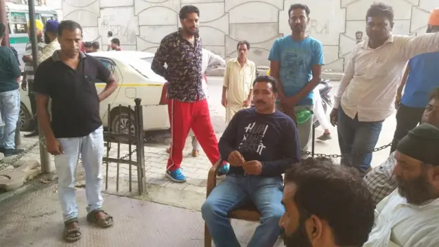 শ্রীনগরের কেন্দ্রস্থলে চায়ের দোকানকে ঘিরে জটলা