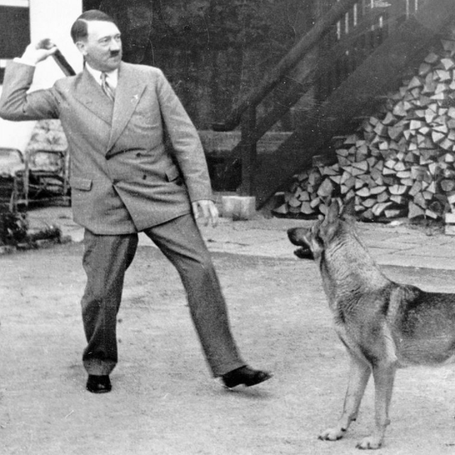 Hitler com um cachorro