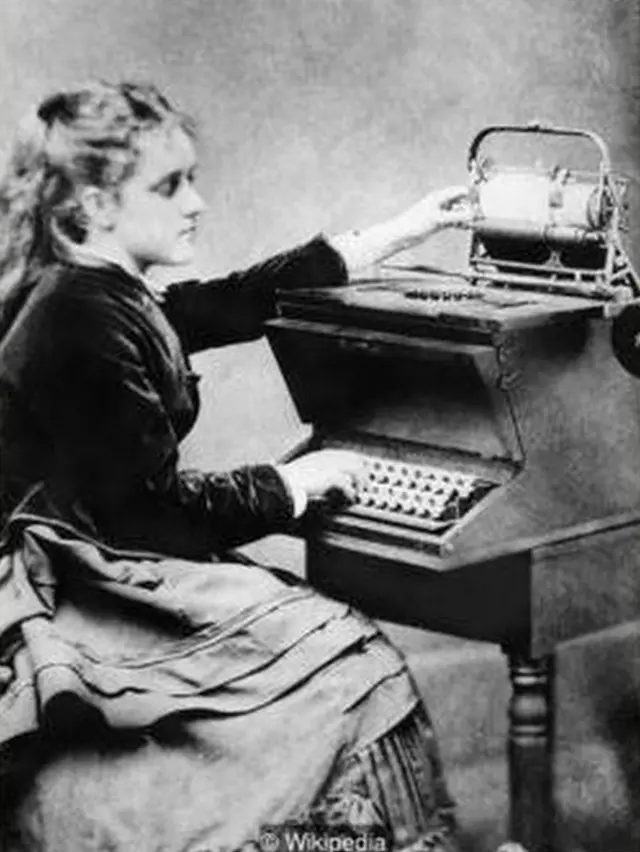 એક મહિલા જે ટાઇપરાઇટીંગ કરે છે.