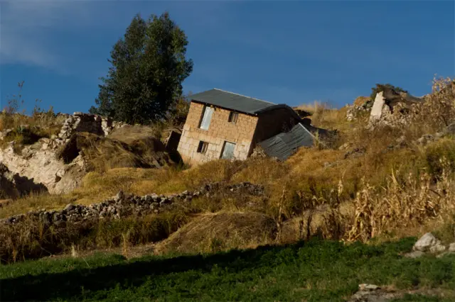 Casa inclinada