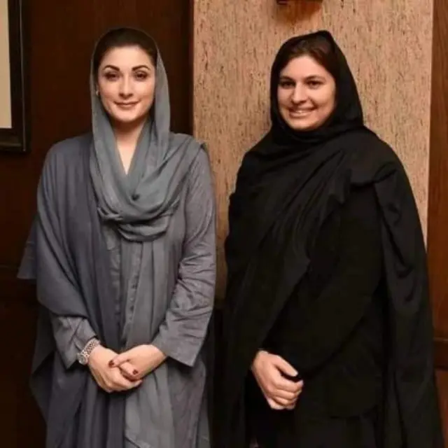 این اے 75 کے ضمنی انتخاب میں مسلم لیگ نواز کی امیدوار نوشین افتخار (دائیں جانب)