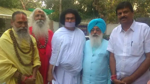 साधुओं के साथ अंजलि के पिता