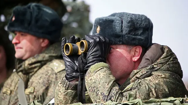 Um comandante russo observa exercícios militares na Crimeianovibet owner19novibet ownermarçonovibet owner2021