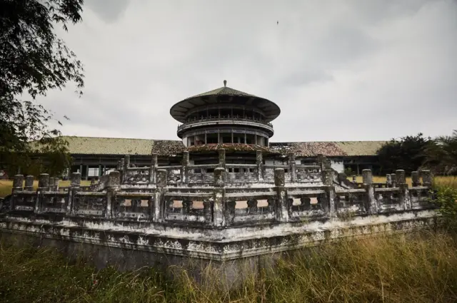 نسلے میں موبوٹو کا محل جو اب کھنڈر بن چکا ہے