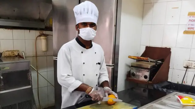 શાકભાજી સમારી રહેલ યુવકની તસવીર