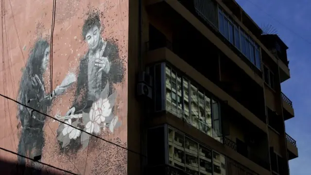 شخصيتا طارق ومي من فيلم "بيروت الغربية" في جدارية