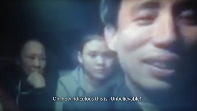 Một cảnh trong phim: Hoàng Bình cùng một số người dân trong ô tô sau khi bị công an chặn phủ bạt và đâm lủng lốp xe.