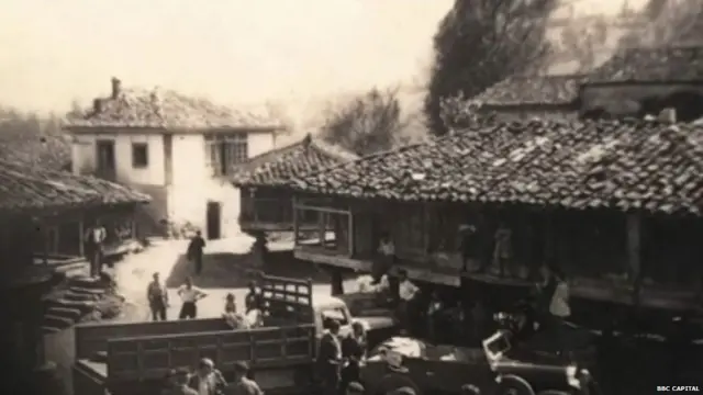 स्पेन के एस्टुरियस में पहाड़ों के बीच बसे गांव