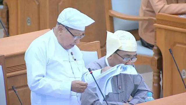 စာရင်းချုပ်ဦးမော်သန်း အစီရင်ခံစာ ဖတ်ကြားနေစဉ်