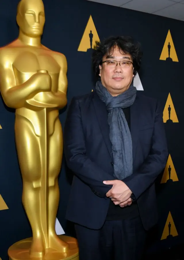 Сценарист и режиссер "Паразитов" Пон Чжун Хо на презентации оскаровских номинаций на лучший фильм на иностранном языке в театре Самюэля Голдуина в Лос-Анджелесе, 6 февраля 2020 года
