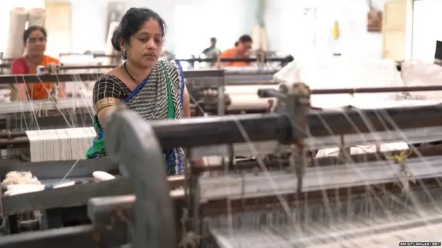 उद्गीर येथील खादी ग्रामोद्योग केंद्र