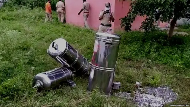 मंदिर के बाहर बिखरे दानपात्र