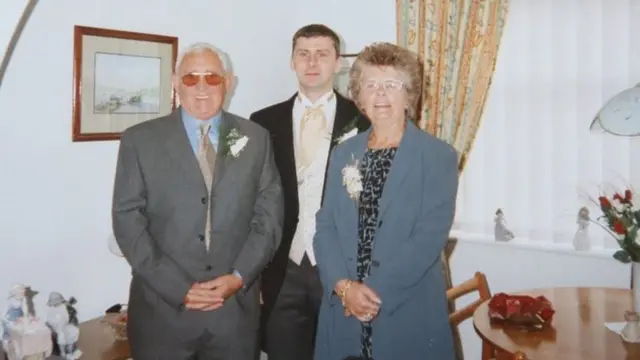 사이먼과 그의 아버지 노엘은 모두 코로나19에 감염됐다