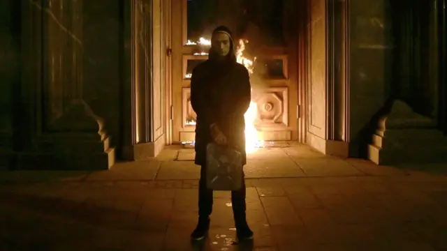 Петр Павленский у дверей ФСБ