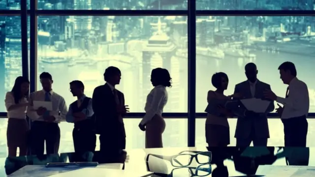 موظفون يتناقشون بشكل ودي من خلال حوارات جانبية