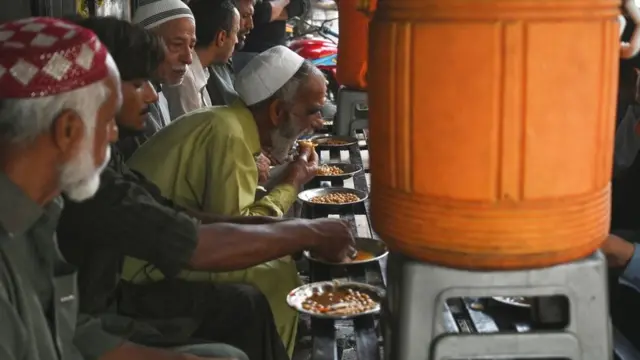 खाना खाते लोग