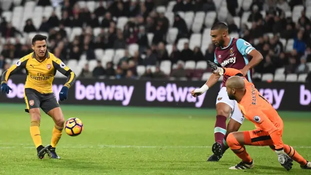 Sánchez se prepara para marcar el tercer gol