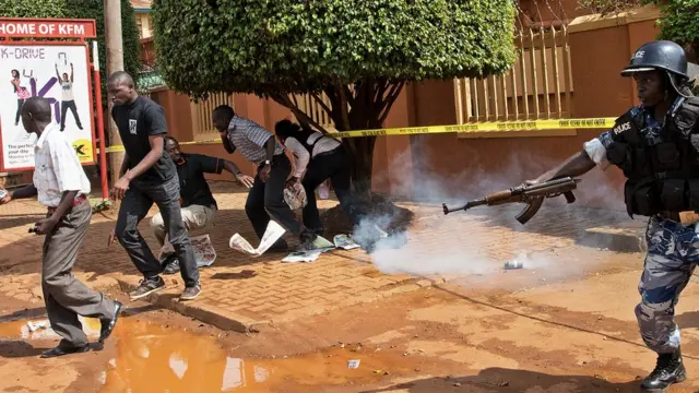 Waandishi wakiandamana nje ya afisi za Daily Monitor Kampala Mei 2013