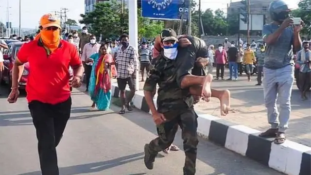 مئات نقلوا إلى المستشفيات بعد تسرب الغاز من مصنع كيمياوي
