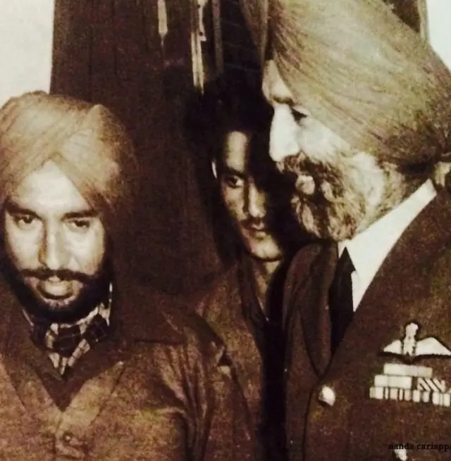 युद्धबंदी के तौर पर पाक से लौटने के बाद ब्रजपाल सिकंद भारतीय वायुसेना प्रमुख अर्जन सिंह के साथ.