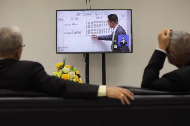 หน้าจอโทรทัศน์ถ่ายทอดภาพการนับคะแนน