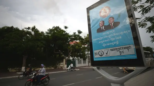 ป้ายหาเสียงของพรรคประชาชนกัมพูชาเห็นเด่นชัดในทุกที่ ส่วนป้ายหาเสียงพรรคอื่น ๆ อีก 19 พรรคแทบมองไม่เห็นเลย