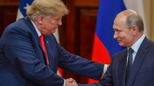 Donald Trump (izq.) y Vladimir Putin
