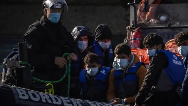 Patrulla fronteriza transportando migrantes.