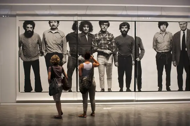 "Чикагская семерка" увековеченная на огромном фотографическом панно американского фотографа Ричарда Аведона. Галерея Gagosian, Нью-Йорк, 17 июля 2012 года.