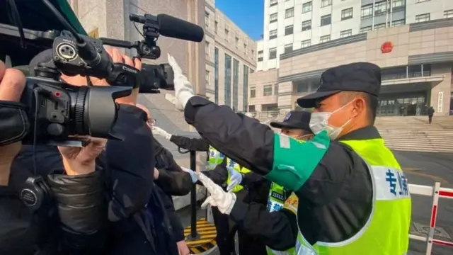 Кытай бийлиги эпидемия тууралуу айткан журналисттерге өтө катаал чара көрүүдө