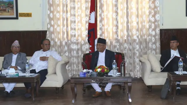 नेकपाको बैठकमा ओली र अन्य नेता