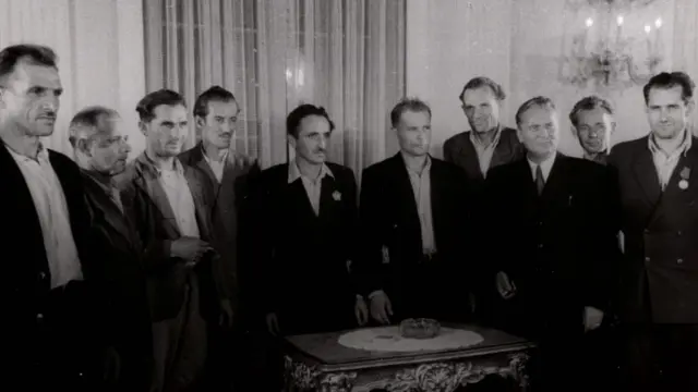 Grupa radnika okupljena oko Tita u prijemnoj prostoriji