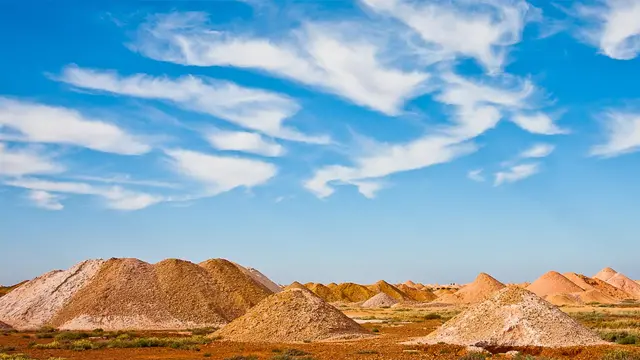 Montones de arena que se sacan en búsqueda de opal.