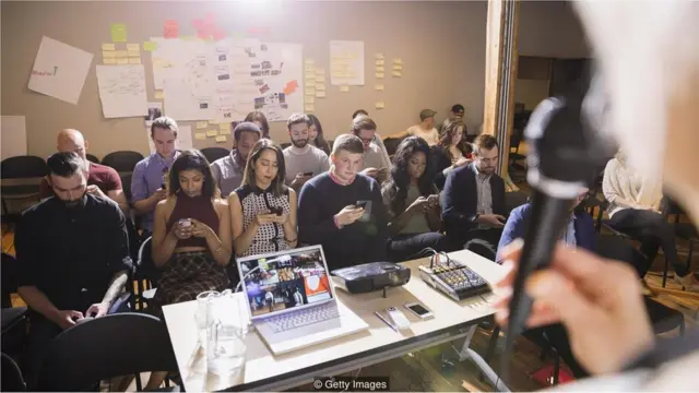 Özlərinə köklənən insanlar tez-tez unudurlar ki, ictimai çıxış tamaşaçıların diqqətini cəlb edə bilməkdir