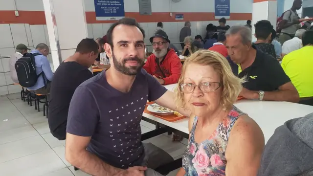 Bruno, desempregado há um ano, e Ivanilda, vendedora de Yakult: