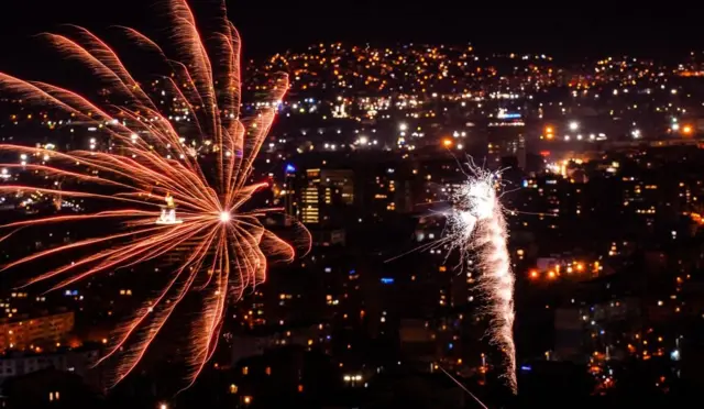 ২০২০ সালের প্রথম দিনে রঙিন হয়ে উঠেছে বুলগেরিয়ার ভার্না শহরের আকাশ