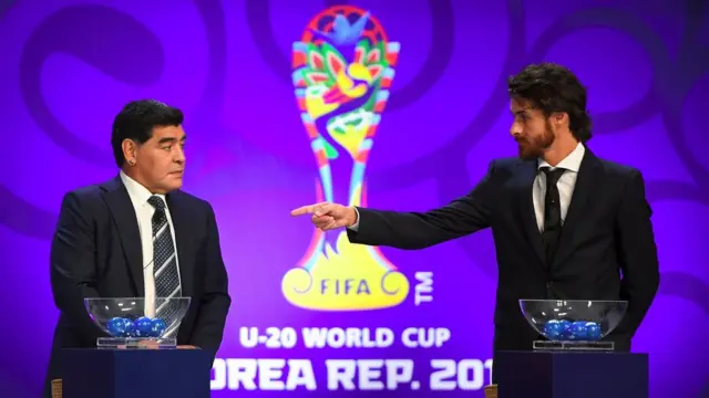 Huyền thoại Diego Maradona (Trái) tham dự lễ bốc thăm