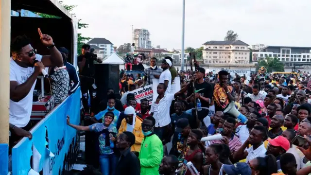 Pesin dey perform duering live concert for di Lekki Toll Gate Lagos, during End Sars protest on 15,October, 2020.