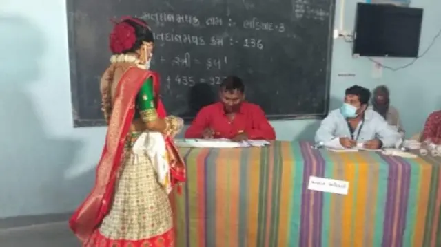 લગ્નના દિવસે દૂલ્હન સમય ફાળવીને મતદાન કરવા આવ્યાં