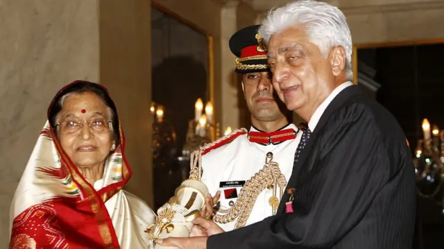 अझीम प्रेमजी राष्ट्रपती प्रतिभा पाटील यांच्याकडून पद्मविभूषण पुरस्कार स्वीकारताना