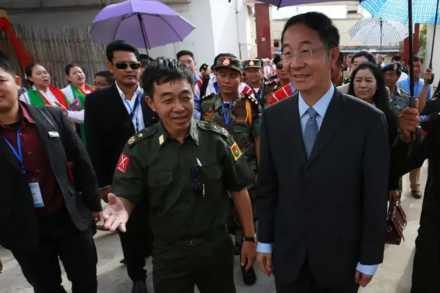 ကေအိုင်အေ ခေါင်းဆောင် ဗိုလ်ချုပ်ဂွမ်မော်နဲ့ တရုတ် အထူးကိုယ်စားလှယ်တို့ ကချင်ပြည်နယ် မိုင်ဂျာယန်မှာ ၂၀၁၆ ခုနှစ်မှာ တွေ့ဆုံခဲ့စဉ်