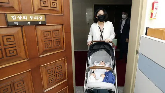 용 의원은 아들과 함께 김상희 국회부의장을 예방했다