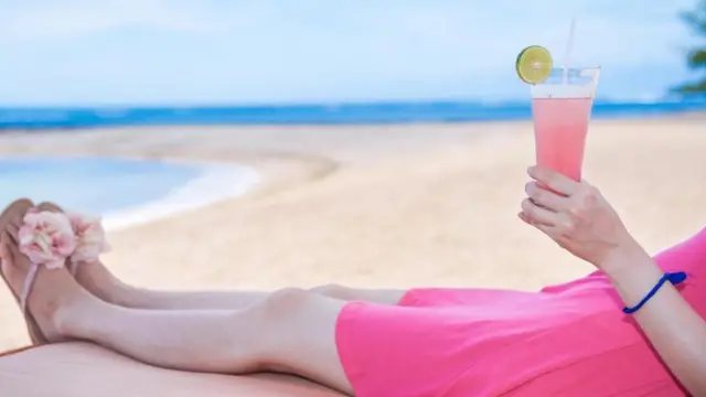 النساء والرجال يشربون الخمر لدوافع مختلفة