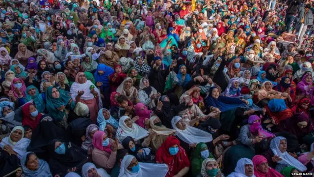 ਕੋਵਿਡ ਮਹਾਮਾਰੀ ਦੌਰਾਨ ਪੈਗੰਬਰ ਮੁੰਹਮਦ ਦੇ ਜਨਮ ਦਿਨ ਮੌਕੇ ਸ਼੍ਰੀਨਗਰ ਦੀ ਹਜ਼ਰਤ ਬਲ ਦਰਗਾਹ ਪਹੁੰਚੇ ਮੁਸਲਮਾਨ ਸ਼ਰਧਾਲੂ