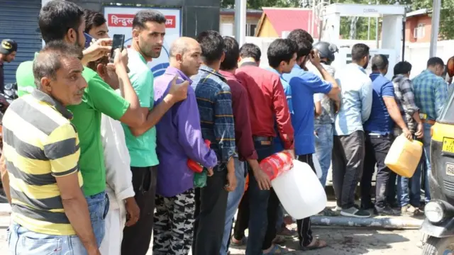 காஷ்மீரில் படைகள் குவிக்கப்படுவது ஏன்