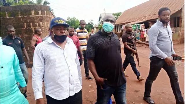 Ndị ọrụ gọọmentị gara njem nleta ebe ụlọ dara