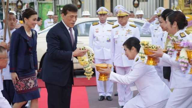 พระบาทสมเด็จพระเจ้าอยู่หัว และสมเด็จพระนางเจ้าฯ พระบรมราชินี เสด็จพระราชดําเนินทรงเปิดโครงการรถไฟฟ้ามหานครสายเฉลิมรัชมงคล