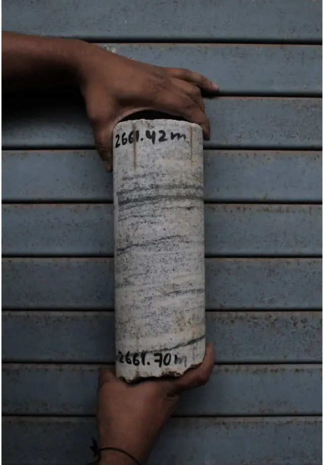 ตัวอย่างหินแกรนิตที่มีอายุเก่าแก่ 2,500 ล้านปี ถูกนำขึ้นมาจากหลุมที่ขุดเจาะ